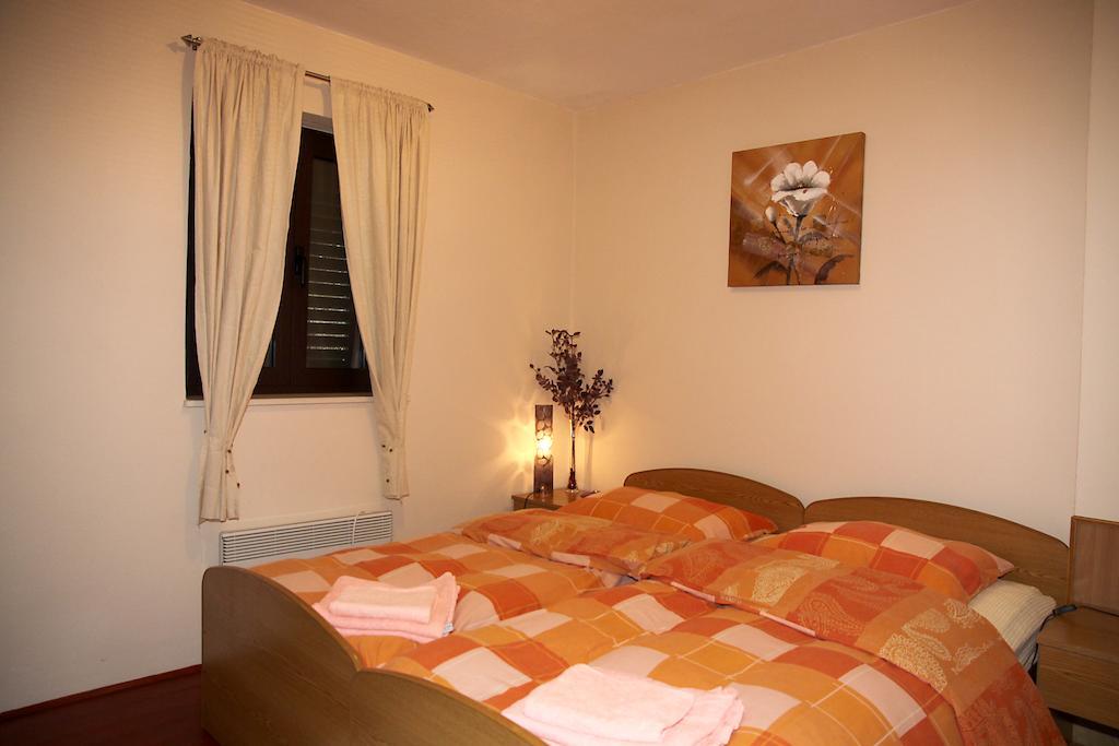Apartments " Happy Villa " Splitska Eksteriør billede