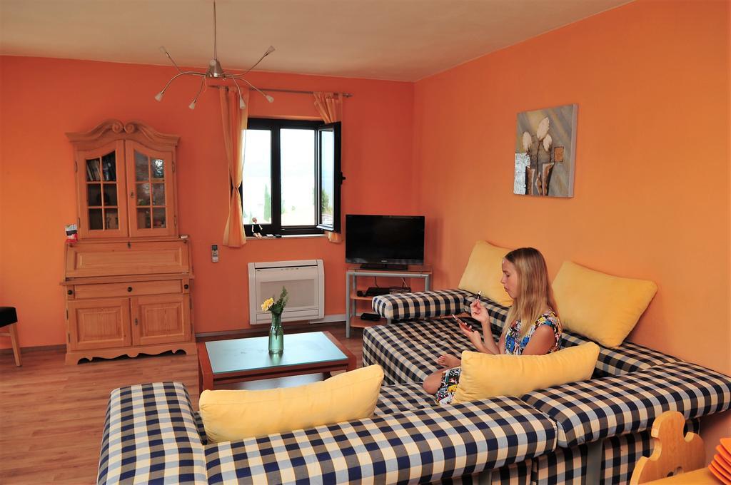 Apartments " Happy Villa " Splitska Eksteriør billede