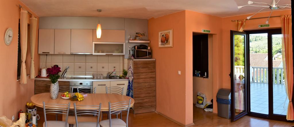 Apartments " Happy Villa " Splitska Eksteriør billede